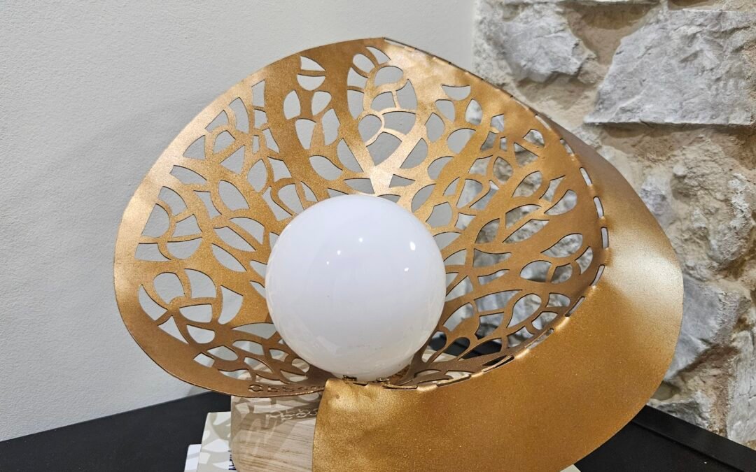 Decoración Minimalista en Dorado, Abundancia, Elegancia e Iluminación Cálida