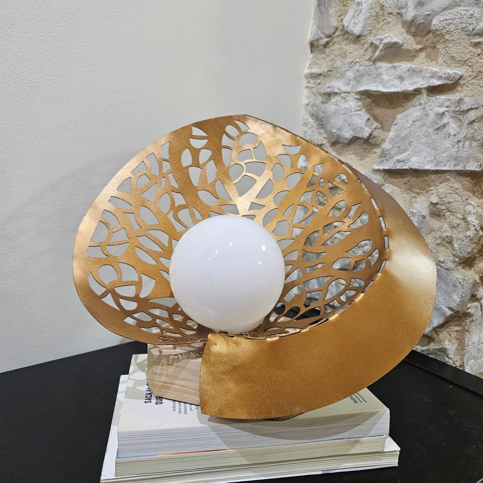 Lámpara en Metal Dorado Viejo.  https://obboart.com/