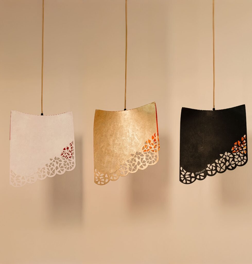 Lámpara artesanal Obboart con luz cálida en decoración slow living.