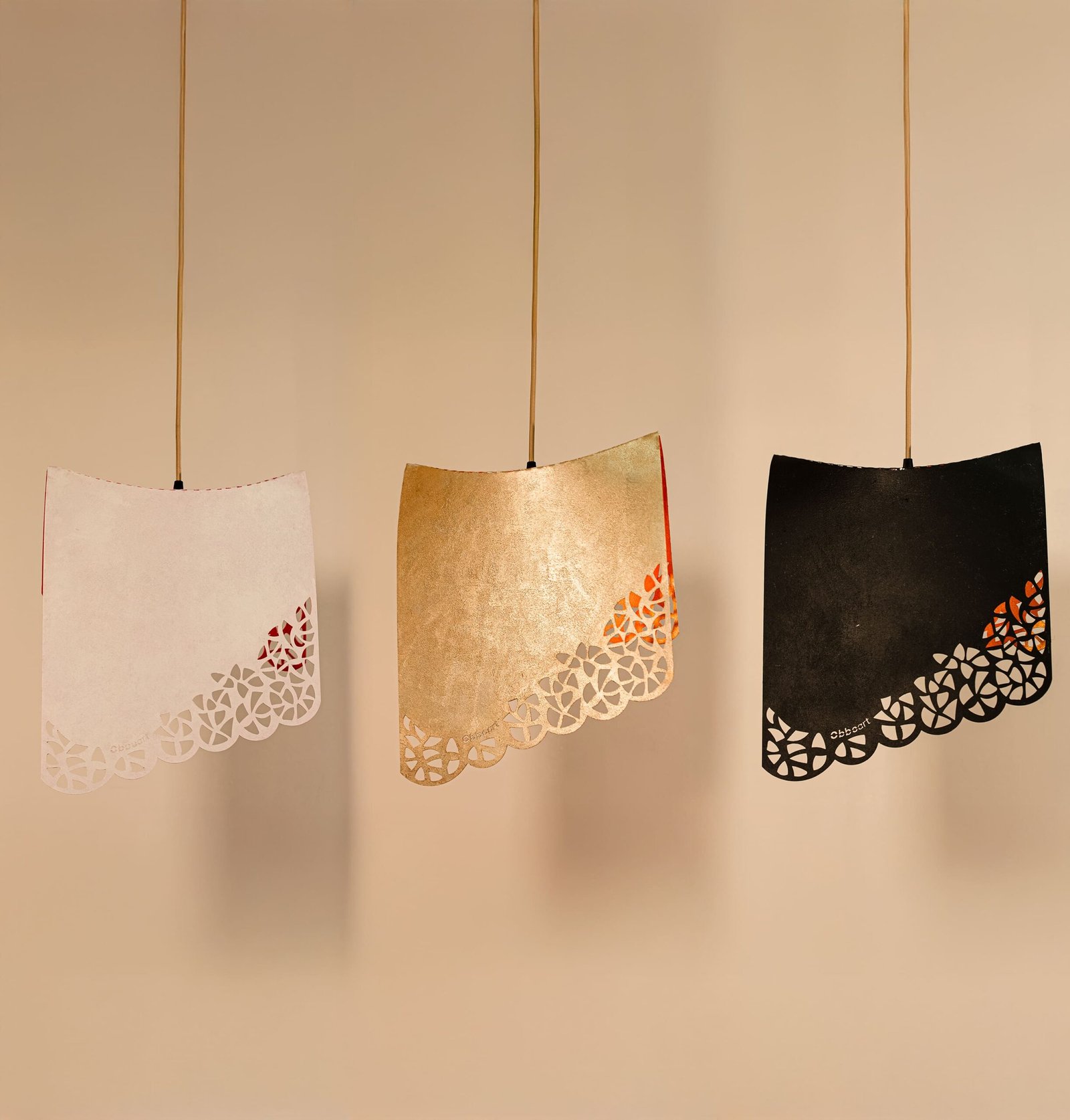 Lámpara artesanal Obboart con luz cálida en decoración slow living.