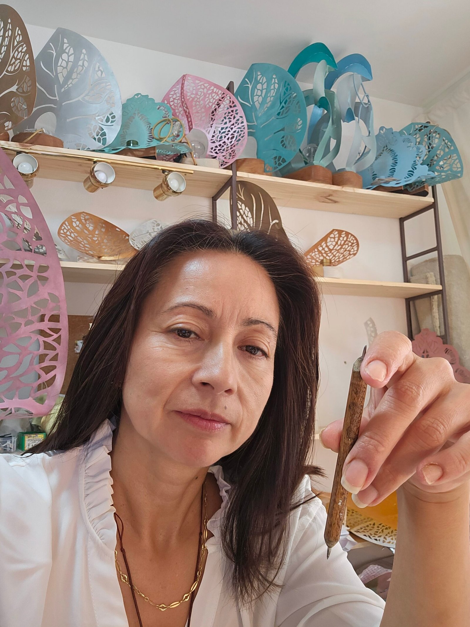 Lámparas artesanales, en metal y madera. https://obboart.com/