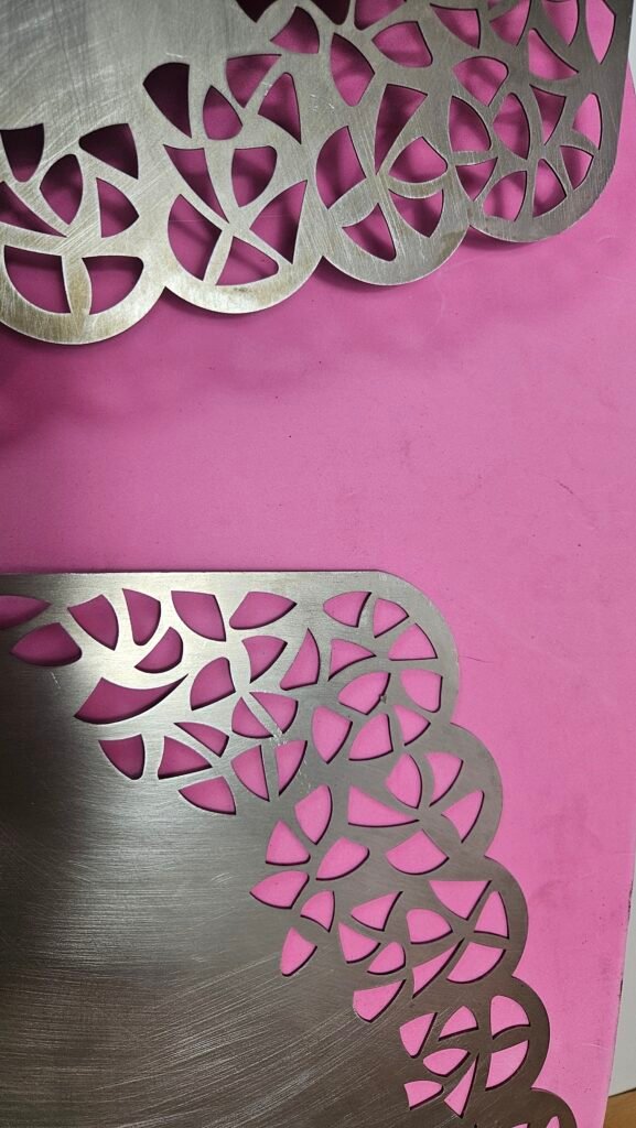 “Lámpara artesanal Obboart con acabado dorado y luz cálida, hecha a mano en metal.” https://obboart.com/