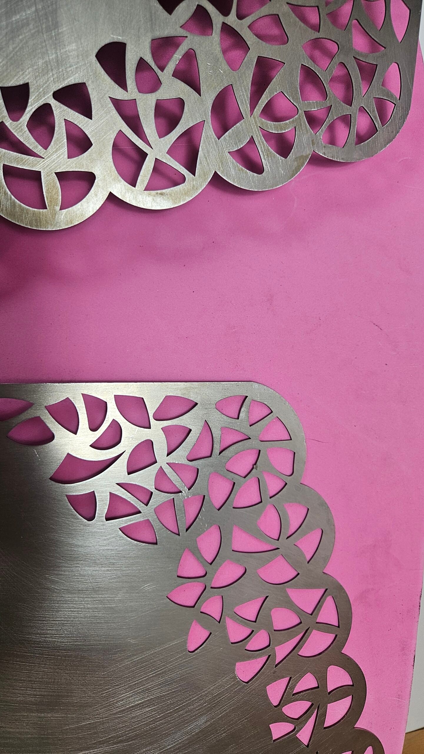 “Lámpara artesanal Obboart con acabado dorado y luz cálida, hecha a mano en metal.” https://obboart.com/